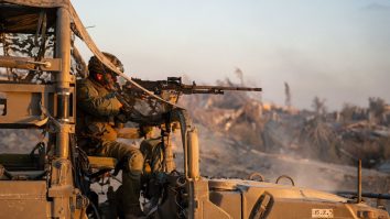 Armata Israelului mobilizează 6 brigăzi din rezervă, pentru 40 de zile. SUA și Franța depun eforturi diplomatice pentru a evita escaladarea conflictului