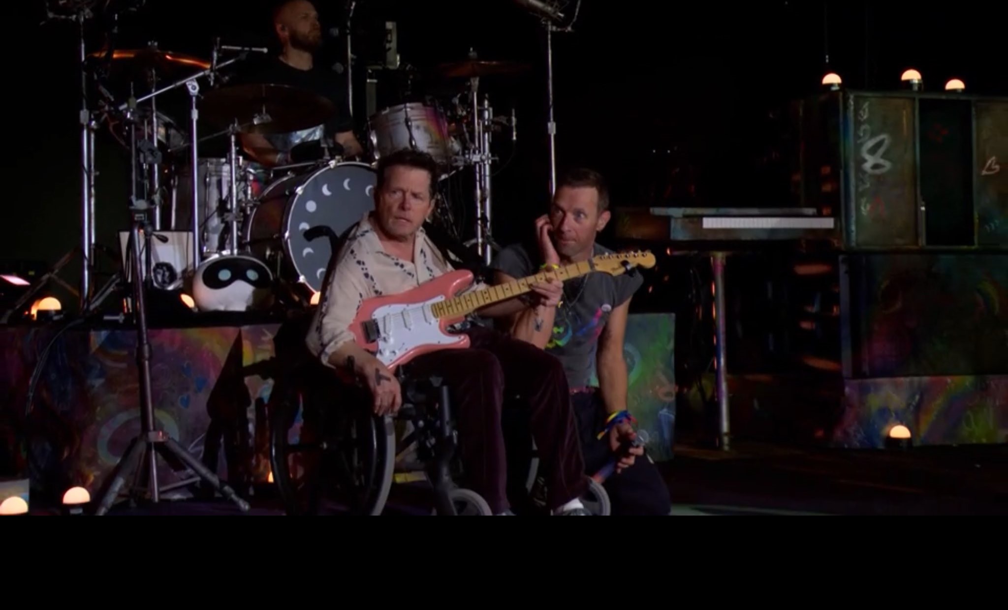 Coldplay au făcut show alături de Michael J Fox la Glastonbury. Trupa este pentru a cincea oară cap de afiș