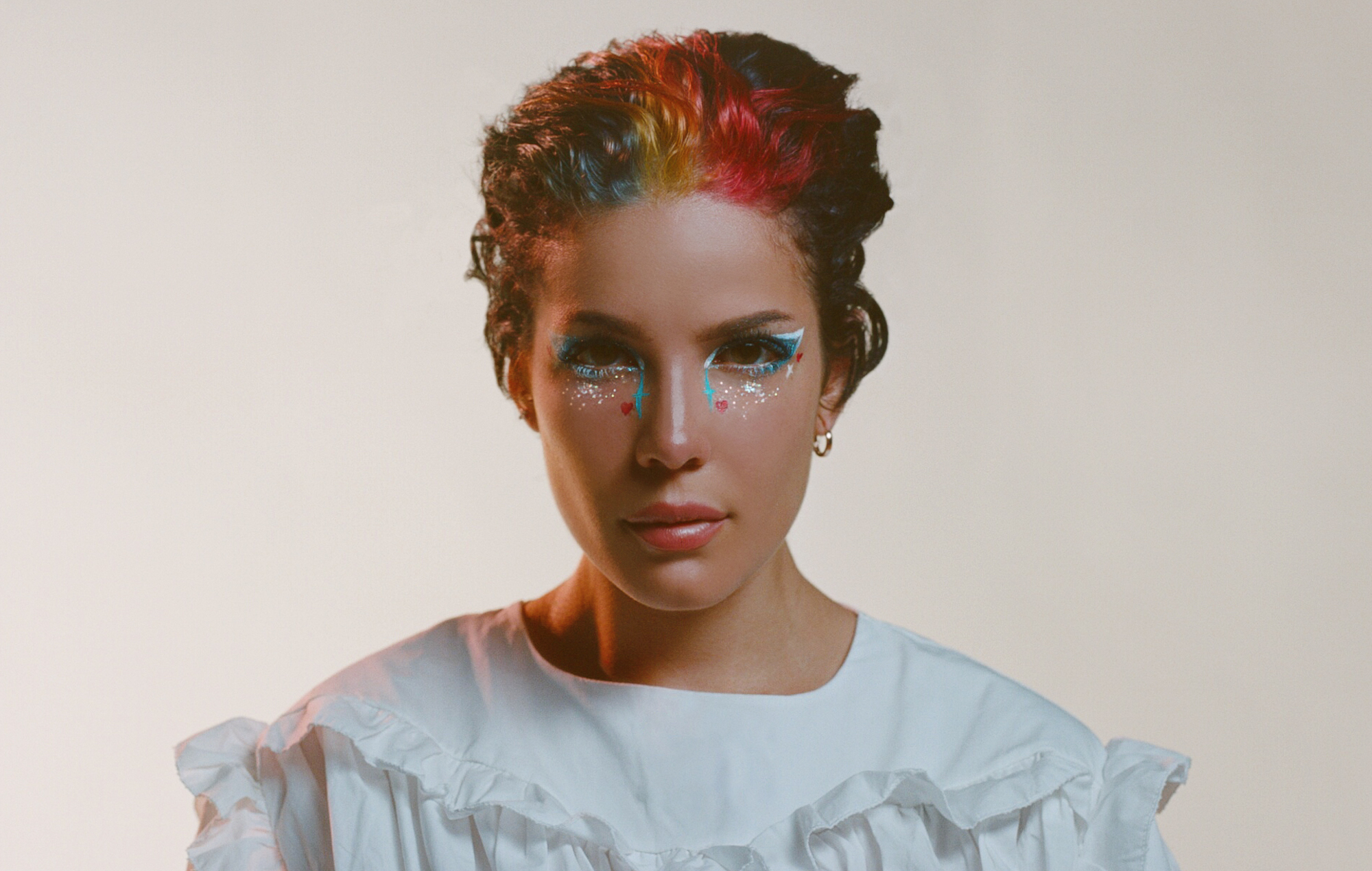 Cântăreața Halsey spune că este „norocoasă că este în viață” după ce a fost diagnosticată cu Lupus și leucemie