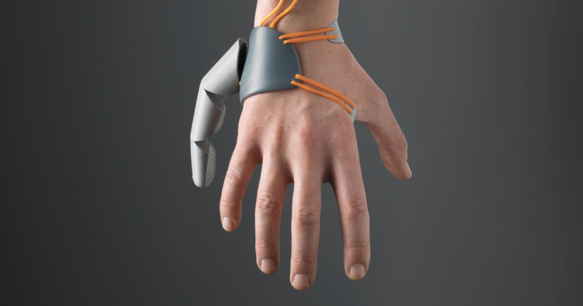 Cercetătorii de la University of Cambridge au inventat proteza robotică care îți oferă al șaselea deget. Cum funcționează Third Thumb