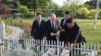 FOTO. Ce cadouri i-a făcut Kim Jong-un lui Putin în timpul vizitei în Coreea de Nord
