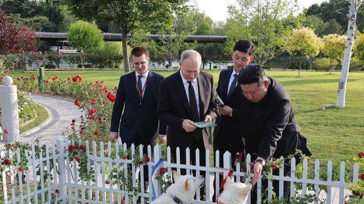 FOTO. Ce cadouri i-a făcut Kim Jong-un lui Putin în timpul vizitei în Coreea de Nord