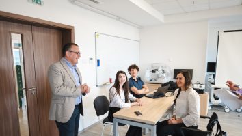 UMF Iași ajunge pe podium la Standford University. Andrei Panait: „Am antrenat un model care prezice durata primirii unui diagnostic pentru paciente diagnosticate inițial cu cancer de sân”