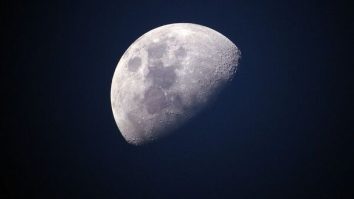 O navă spațială chineză aterizează pe partea îndepărtată a Lunii pentru a colecta roci