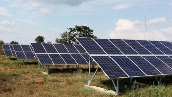 Valencia vrea să aibă cel mai mare parc fotovoltaic din țară. Orașul va transforma cimitirele în surse de energie