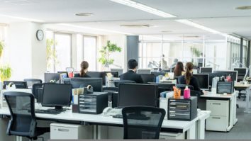 O femeie plătită 20 de ani să nu facă nimic, dă în judecată compania. De ce a fost discriminată franțuzoaica