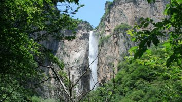 Cea mai mare cascadă din China nu este 100% naturală. Un turist a descoperit „mică îmbunătățire” pe care au făcut-o administratorii parcului