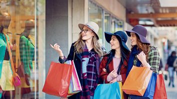 Românii, campioni la shopping. Câți bani cheltuim la mall într-o singură zi