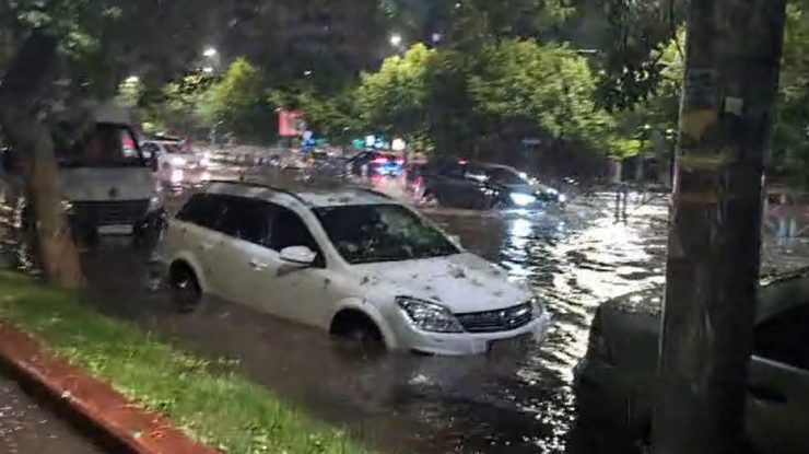 Noapte grea în Bucureşti şi Ilfov după ploaia torențială. Pompierii au avut aproape 400 de misiuni