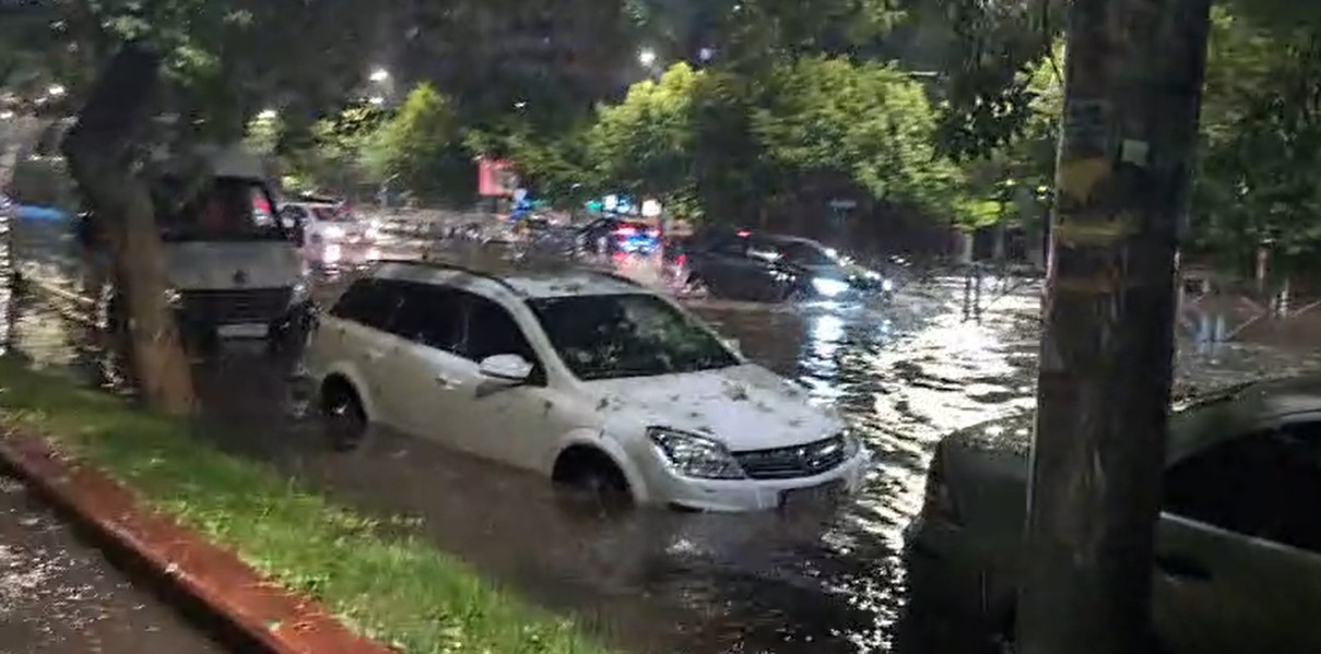 Noapte grea în Bucureşti şi Ilfov după ploaia torențială. Pompierii au avut aproape 400 de misiuni