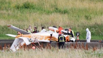 Un avion uşor s-a prăbuşit pe o autostradă din apropiere de Paris. Trei persoane au decedat, printre care și pilotul