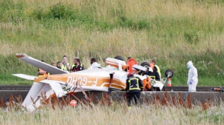 Un avion uşor s-a prăbuşit pe o autostradă din apropiere de Paris. Trei persoane au decedat, printre care și pilotul