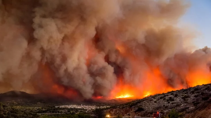 Treisprezece persoane au fost arestate în Grecia. Artificiile de pe iaht au provocat un incendiu de pădure pe o insulă