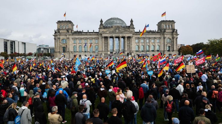 Doi ofițeri de poliție au fost spitalizați în urma unui atac comis de protestatari la congresul partidului de extremă dreapta AfD din Germania