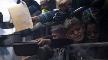 Armata israeliană anunță o „pauză tactică” zilnică de la luptele din sudul Fâșiei Gaza, pentru a permite accesul camioanelor cu alimente