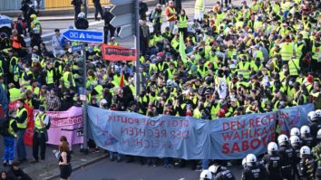 Proteste de amploare au avut loc în Germania. Demonstranții mascați au atacat ofițerii