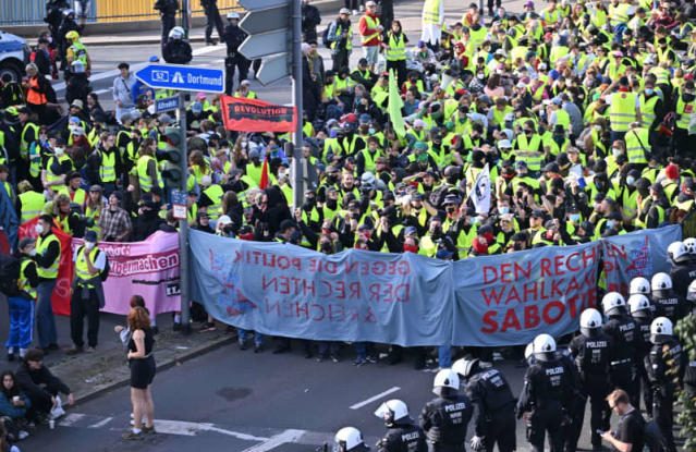 Proteste de amploare au avut loc în Germania. Demonstranții mascați au atacat ofițerii