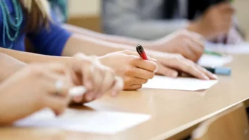 Astăzi are loc proba orală la limba străină pentru Bacalaureat. Profesor de engleză: „Examenele ajută foarte mult în orice domeniu ai lucra în viitor”