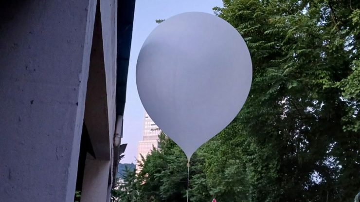 Războiul baloanelor dintre Coreea de Nord și Coreea de Sud se intensifică. Ce au trimis activiștii sud-coreeni, ca revanșă pentru baloanele cu gunoi venite din Nord