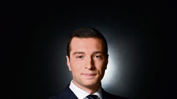 Jordan Bardella este noua vedetă a politicii franceze. Tânărul a dat startul campaniei într-un club de noapte cu băuturi şi un DJ