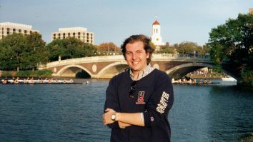 La 49 de ani este student și a strâns 16 diplome de studii superioare. Cine este Benjamin Bolger