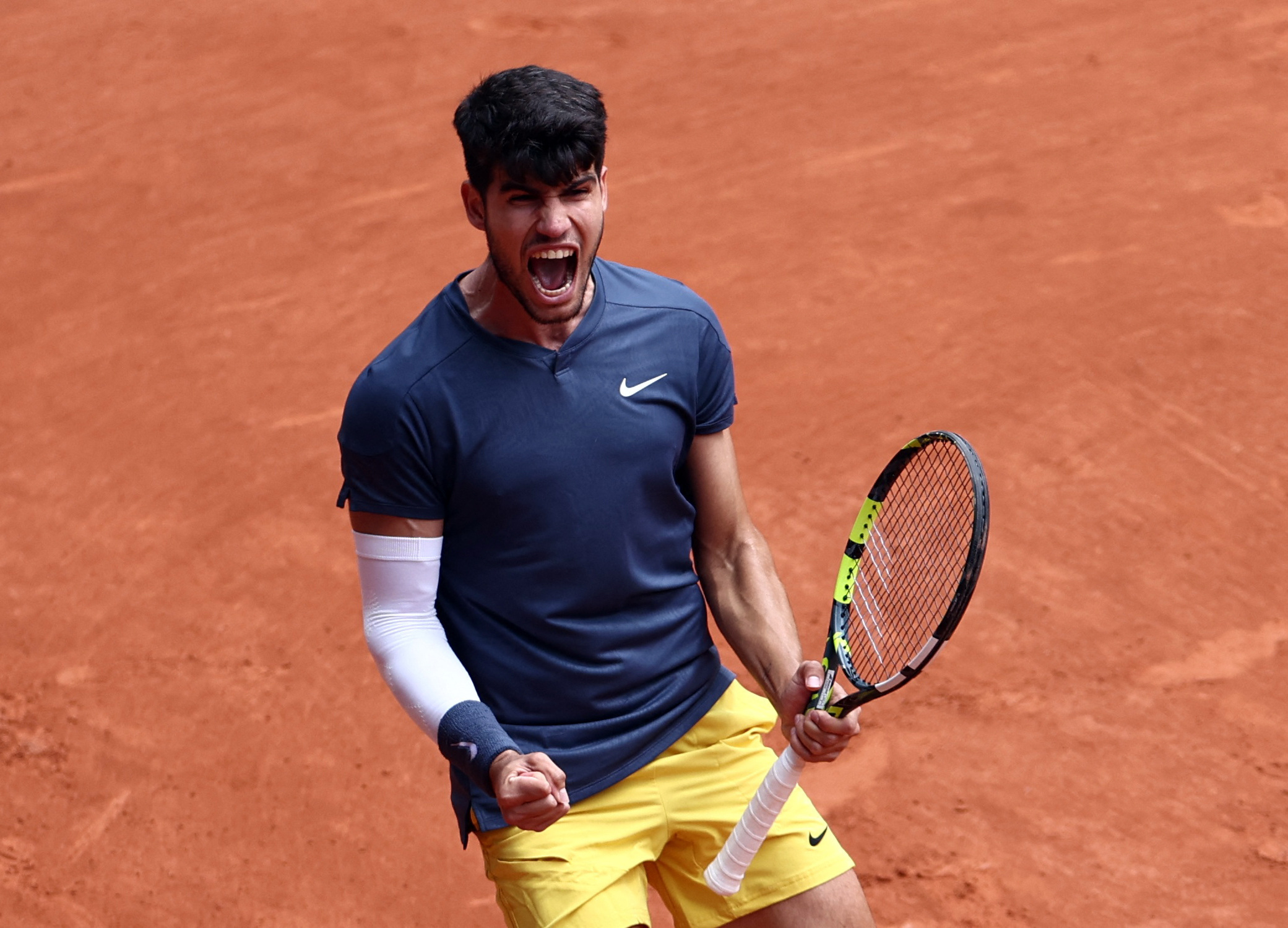Alcaraz îl învinge pe Sinner în cinci seturi la Roland Garros şi intră în istoria circuitului ATP