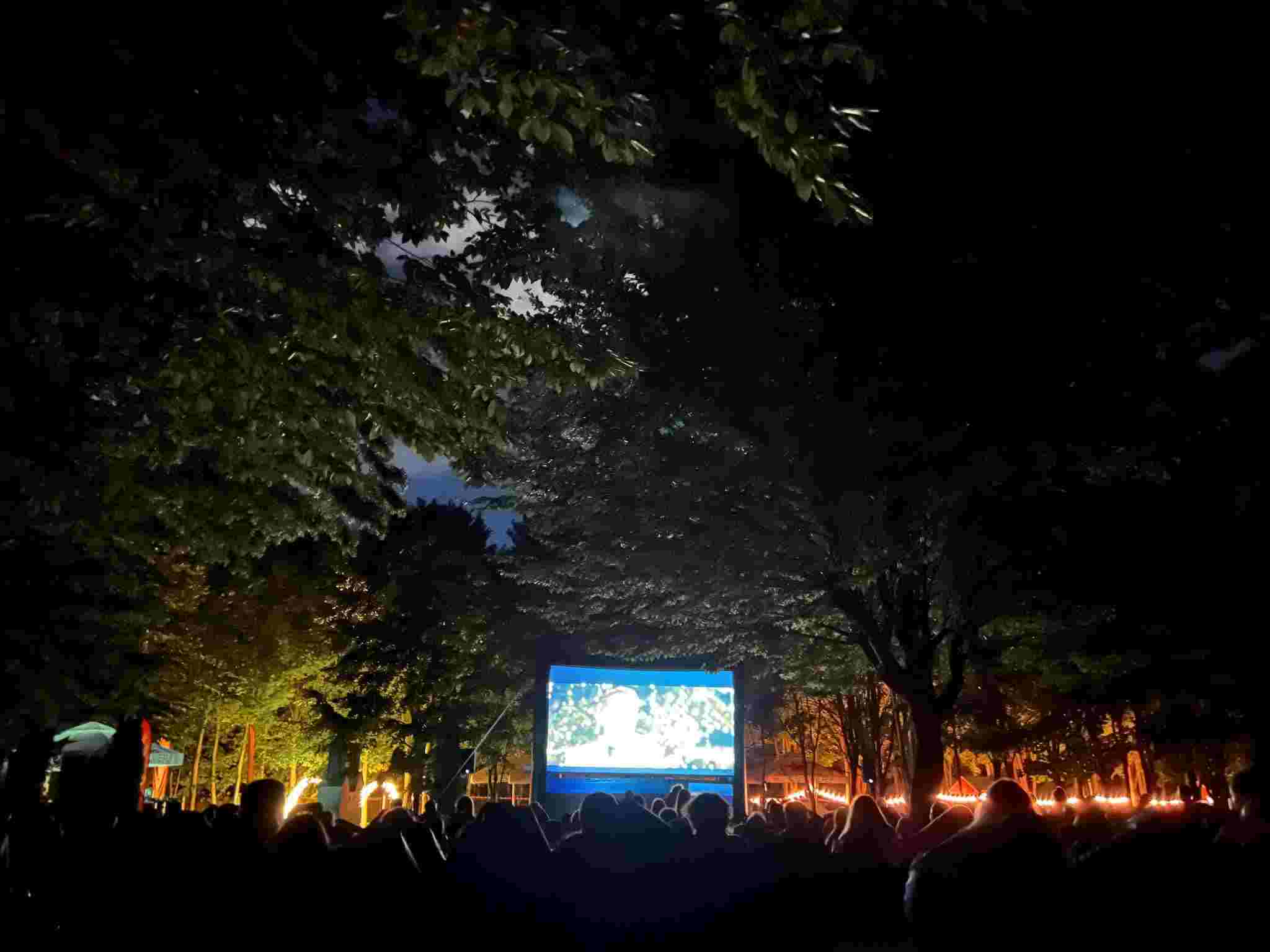 Unde mergi azi? La Cinema Sky te poți relaxa vizionând un film în aer liber