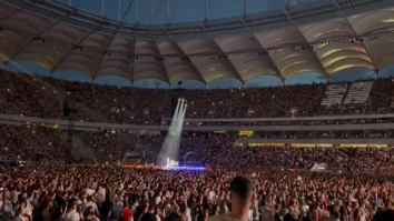 VIDEO. Un manelist a urcat pe scenă lângă Coldplay. Publicul huiduie