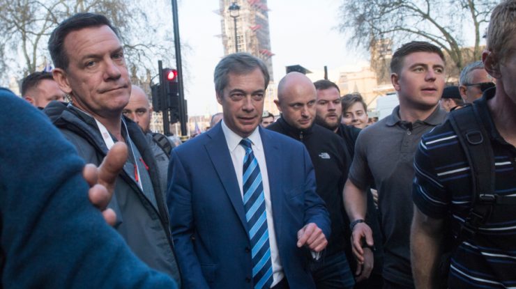 Farage îl îndeamnă pe Zelenski să ajungă la un acord de pace cu Rusia pentru Ucraina. Cum a răspuns politicianul acuzațiilor că l-ar susține pe Putin