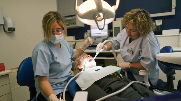 Râsul e gratis, dentistul e scump. Peste 50% dintre români aleg să nu meargă la stomatolog