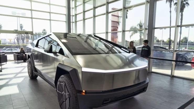 Tesla recheamă noul Cybertruck în service pentru a patra oară. Cu ce probleme se confruntă compania