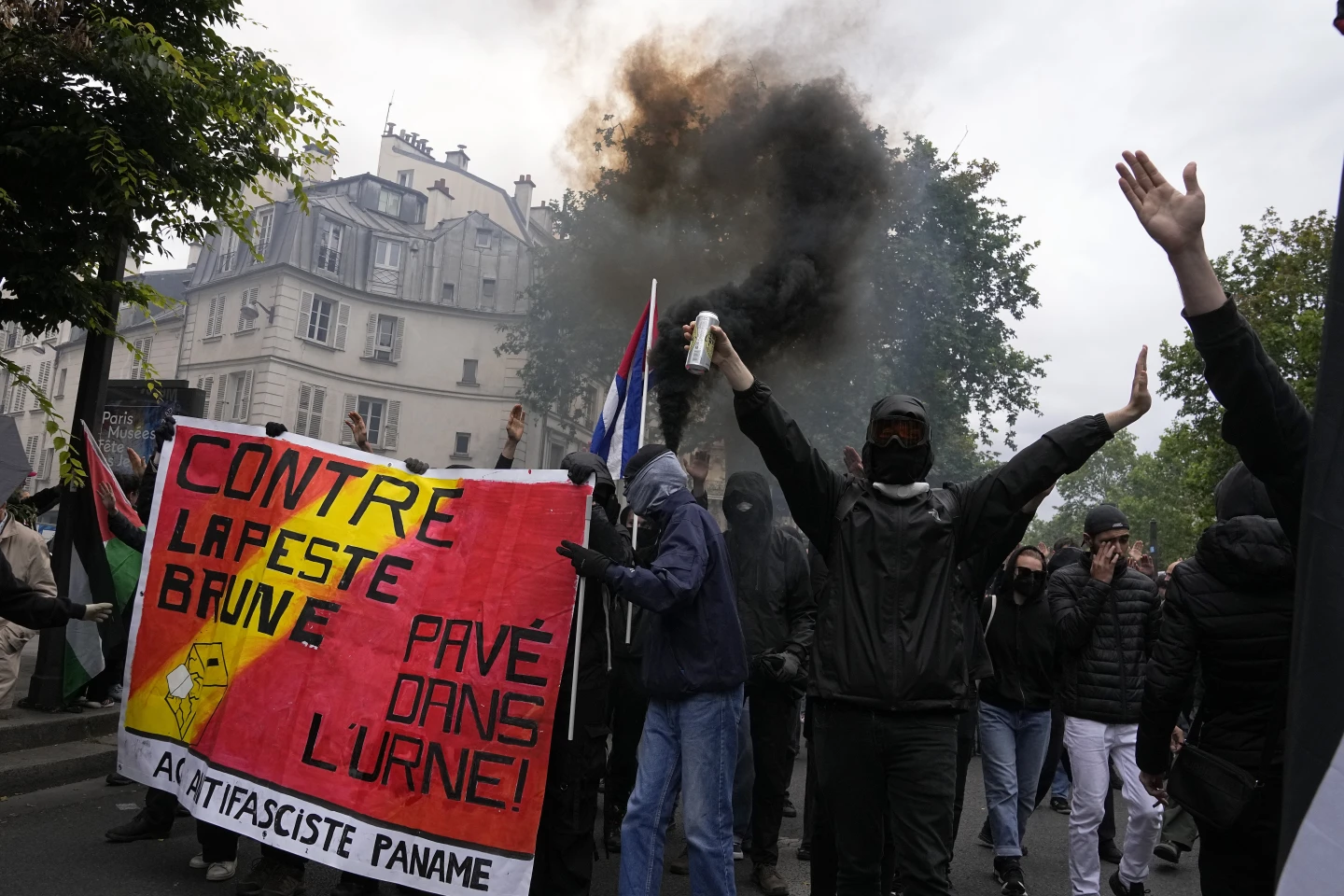 350.000 de persoane protestează astăzi în Franța. Francezii sunt împotriva extremei drepte care a câștigat alegerile europene
