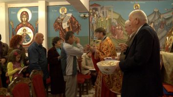 Liturghia mâinilor: Un preot din Oradea slujește în fiecare duminică în limbajul semnelor