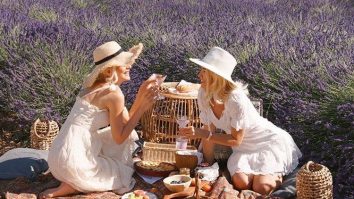 O româncă organizează picnic pitoresc pentru turiști și vedete. Elena: „Rușii și americanii sunt clienții mei principali”