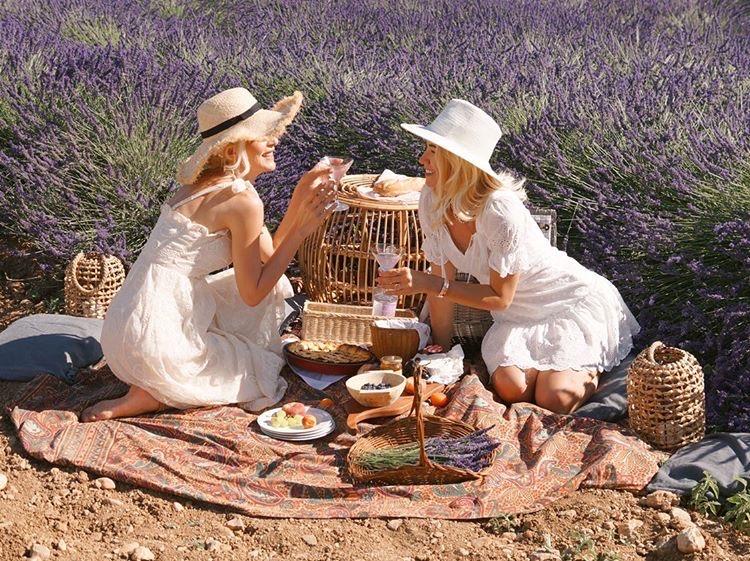 O româncă organizează picnic pitoresc pentru turiști și vedete. Elena: „Rușii și americanii sunt clienții mei principali”