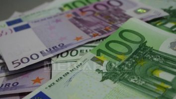 ZF: Aproape 77.000 de români au depozite mari la bănci, peste plafonul garantat de 100.000 de euro