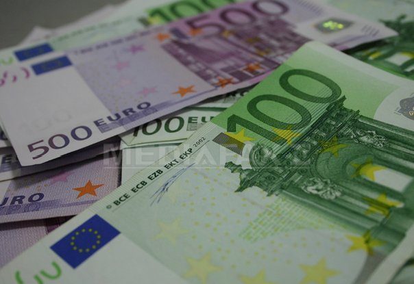 ZF: Aproape 77.000 de români au depozite mari la bănci, peste plafonul garantat de 100.000 de euro