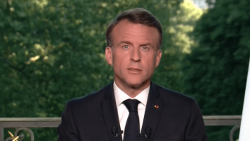 Emmanuel Macron a aruncat în aer scena politică franceză. Sondajele de opinie anunță o victorie zdrobitoare a extremei drepte