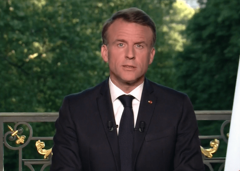 Emmanuel Macron a aruncat în aer scena politică franceză. Sondajele de opinie anunță o victorie zdrobitoare a extremei drepte