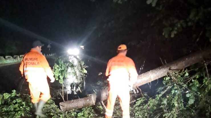 Furtuna a făcut prăpăd în România. 107 localităţi din 20 de judeţe au fost afectate în 24 de ore