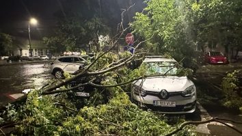 Ce pagube a produs furtuna de ieri seară? Șoferii au fost nevoiți să-și părăsească mașinile