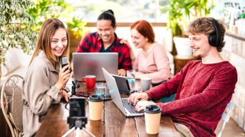 De unde se informează Generația Z? Psiholog: „Validarea socială reprezintă o haină pe care ei o poartă în fiecare zi, pe altă culoare”