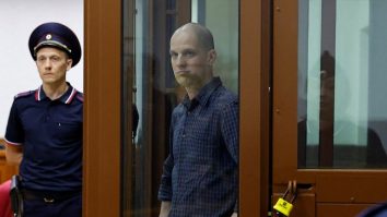 A început procesul lui Evan Gershkovich, în Rusia. Jurnalistul american de la WSJ a apărut ras în cap la primele audieri. Dacă va fi condamnat, riscă 20 de ani de închisoare