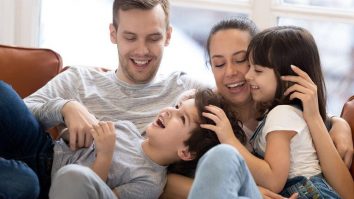 Cât de greu este să fii părinte într-o eră digitală? Psiholog: „Trebuie să existe o regulă referitoare la cât timp pot petrece online”