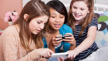 STUDIU. Tinerii care stau între două și patru ore pe zi pe telefon au note mai mici la școală