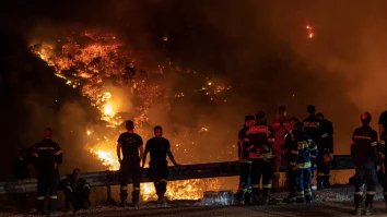 FOTO. Pompierii raportează „incendii noi la fiecare 10 minute” în Grecia. Mai mulți turiști au fost dați dispăruți
