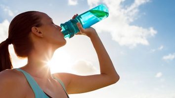 Cum rămâi în formă pe caniculă? Antrenor de fitness: „Se recomandă exerciții ușoare și alimente foarte bogate în apă”