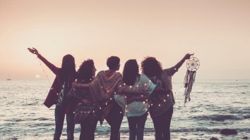 STUDIU. Discuțiile cu prietenii reduc nivelul de stres. Psiholog: „Nimeni și nimic nu îți va putea înlocui prietenul, doar că, din păcate, aceștia sunt tot mai rari”