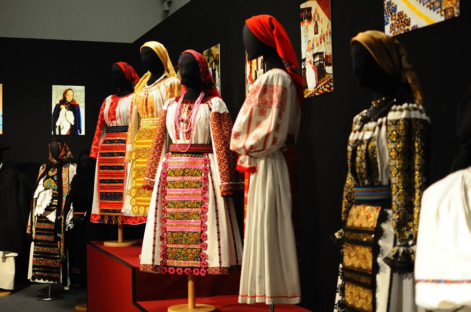 Ziua Iei se sărbătorește pe 24 iunie. Care sunt cele mai cunoscute modele și ce case de modă s-au inspirat din cămașa tradițională