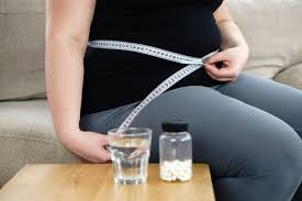 Tot mai mulți britanici apelează la medicamente și injecții pentru slăbit. Medicii sunt îngrijorați